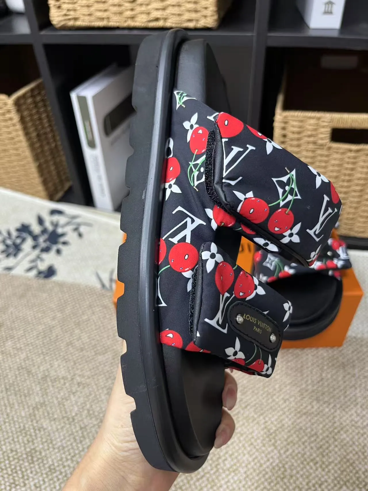P340 yuan LV Louis Vuitton Full of high-end feel! A popular model among bloggers at home and abroad, it’s retro and fashionable, and looks stunning on your feet! Mainly recommended model on the official website★ ━━━━━ ЅᏇєєt ━━━━━ ▪️Upper: original calfskin ➕5D printing process ▪️Inner: imported mixed sheepskin ▪️Outsole: original molded foam outsole ▪️Size: Female 35-40 Men's 39-44 (women's 41 men's 45)
